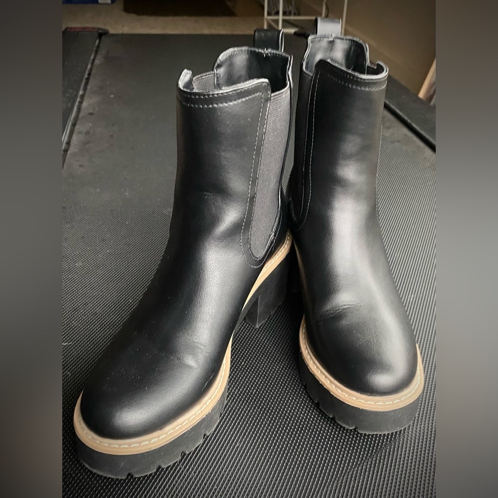 Black DV by Dolce Vita Women’s Tattler Chelsea Ankle Boot sz. 7